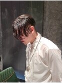 ソリッドな刈り上げの前下がりのセンターパートショート