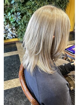 ネイク(Nake) フルブリーチ/ホワイトブロンド/レイヤーカット/ペールカラー