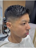 メンズ黒髪サイドフェザーアップフェードバーバースタイル理容室