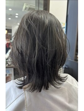 美容室 夢先案内 アッシュカラーがオシャレなミディアムウルフ