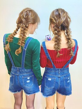 ディア(.eer) ユニバ × 双子コーデ ☆☆" // ふわふわ三つ編みツインテール