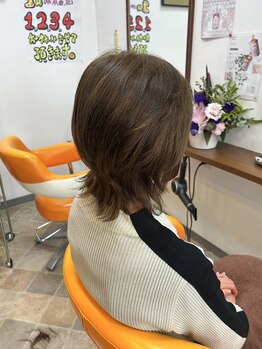 ピアスの写真/カウンセリングを元に、お客様の地肌に合ったグレイカラーを厳選！髪質による色の入り方を見極めた熟練の技