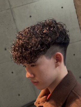 イーラ(era) スペインカール ツイストスパイラル眉カットメンズパーマ