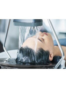 寒暖差による自立神経の乱れや乾燥が気になるこの季節にピッタリ！話題の《頭浸浴》で血行促進＆頭皮ケア♪