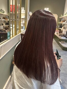 アトリエデココ(ATELIER decoco)の写真/白髪を「隠す」ストレスから解放。透明感あふれる上品カラーで、肌まで綺麗に魅せる大人の艶スタイル。