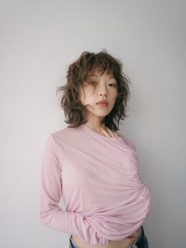 ヒメル(HML U/2A) アンニュイな雰囲気のウェーブミディスタイル/マッシュウルフ