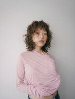 ヒメル(HML U/2A) アンニュイな雰囲気のウェーブミディスタイル/マッシュウルフ