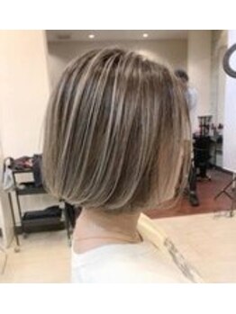 ケリーズグリーン(Kelly's Green)の写真/白髪を活かすカラーで艶髪キープ♪明るい白髪染め&低刺激施術で大人女性の魅力を引き出す◎