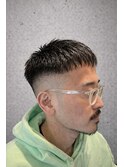 スキンフェード×クロップスタイルで創る、眼鏡に映える男の正装