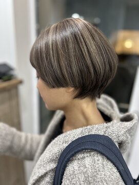 プラグ(Plug) ショートボブ似合わせカットケアブリーチハイライトミルクティー