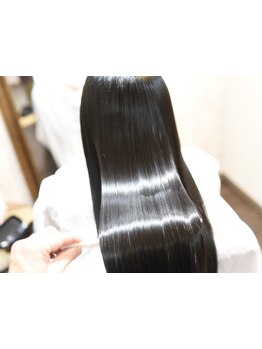 くせ毛・うねりの解決策は矯正だけではなく、カットや髪質改善でも。丁寧なカウンセリングでお悩み解決