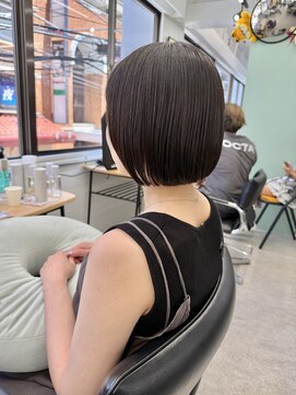 ヒビヲ(HIBIO) ショートボブ切りっぱなしボブタッセルボブベージュカラー横浜