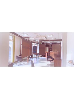 仕切られた個室の空間でゆっくりと過ごせる　周りの目が気にならない　プライベートな空間のサロン＊