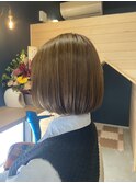 ベージュ艶ボブ