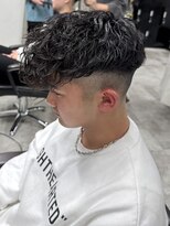 イーラ(era)&nbsp;スペインカール黒髪マッシュ刈り上げスパイラルパーマ