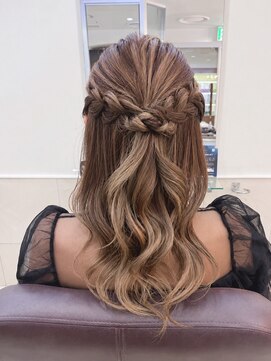 オフ(off) ハーフアップ|お呼ばれ|結婚式|パーティー|推し活|ヘアセット