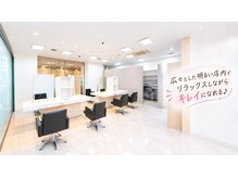 チョキペタ 布施店の雰囲気（広々とした明るい店内でリラックスしながらキレイになれる♪）