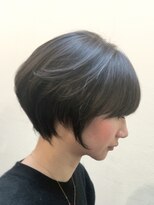 輪郭を綺麗に見せるショートカット