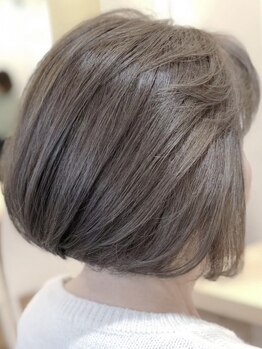 エマ 上板橋店(emma)の写真/ただ白髪を染めるだけではないオシャレもできるグレイカラーでヘアスタイルにデザインをプラスします♪