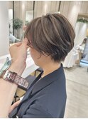 大人ハイライトグレージュ耳かけショートボブ丸み