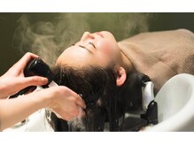 髪の毛の綺麗は頭皮から♪当店のヘッドスパは人気で、頭皮をすっぴん＋栄養補給☆土台作りから真の艶髪へ♪