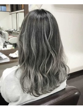 グランドヘアメイクノア(Grand Hair Make NOAH) シルバーグレイカラー