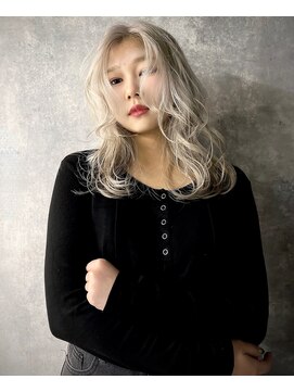 イコ(.ico) ホワイトグレー　20代30代 ウルフカット　インナーカラー