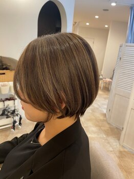 ダリアヘアー ミュウズ(Dahlia hair mieuxs)の写真/大人女性の自由な美しさを叶える、艶のある明るいグレイカラーが◎あなたの魅力を最大限に引き出します♪