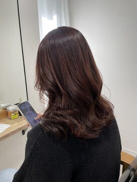 クラン 岡本(Chlan) 艶めきワインブラウンで魅せるゆるやかミディ