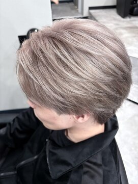 アイヴィ 北千住(AYVY) ホワイトシルバーカラー