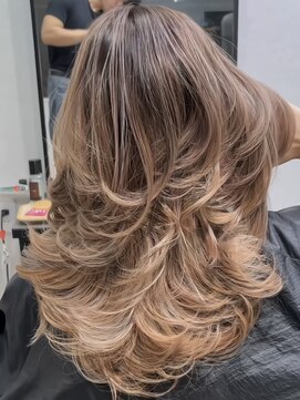 メリー オオサカ(Merly Osaka) 心斎橋/バレイヤージュ/レイヤーカット/海外レイヤー