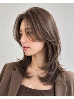 カイル (KAIL)&nbsp;セミロングレイヤー白髪ぼかしカラー３０代４０代５０代６０代