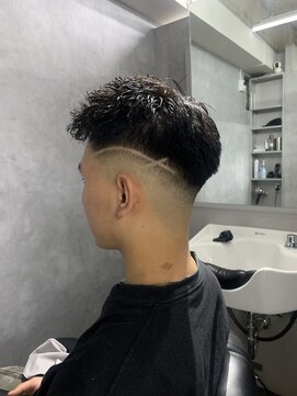 クロムトウキョウ ザ バーバー ネオン 新宿店(CHROM TOKYO the Barber ne/on) ミドルフェード