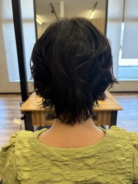 イロ バイ マグ(IRO by Mag) 襟足長めショートパーマ