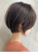 くびれ大人ショート アッシュブラウン 前髪 かき上げ イルミナ