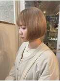 くすみベージュ×ミニボブ