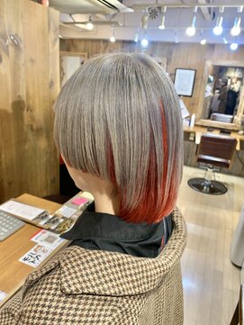 カムデンタウン(Camden Town) 相性抜群のグレー×レッドデザインカラー