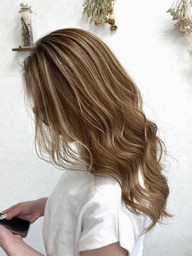 リングバイモアムー(Ring by Moremuu) issy  ハイライト　ベース明るめ