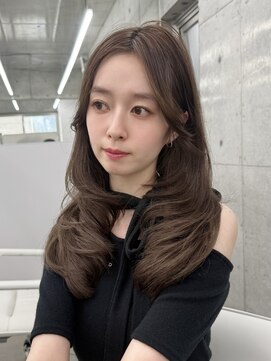 エヌアイ オモテサンドウ(ni omotesando) レイヤーカットスタイル ミルクティーベージュ センターパート
