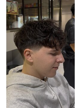 フランクスバーバーザスタンド(Frank’s barber the stand) 刈り上げセンターパート/波巻きツイストスパイラル/飯田橋T