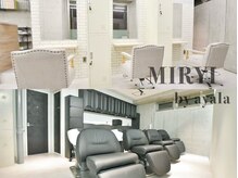【MIRYI/空間】白を基調にした洗練空間に、ほどよい柔らかさを感じるシンプルモダンな店内