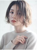 大人かわいい ショートパーマ 大人ガーリー ネイビージュ 黒髪