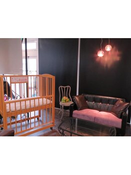 子供連れでも楽しく過ごせることを考えいつでも見渡せる空間がママに大人気★沢山の工夫が詰まったサロン♪
