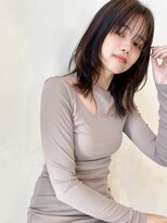 ハイレイヤーくびれミディアム　ツヤ感ダークブラウン