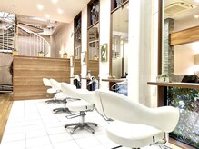 リッカ(RICCA)の雰囲気(白を基調とした、木の温もりと自然光が心地いい空間。)