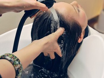 ヘアーリゾート クランプ 相模原店(hair resort clamp)の写真/当店自慢のヘッドスパで日々の疲れも頭皮や髪の汚れと一緒に洗い流して、スッキリリフレッシュ！！