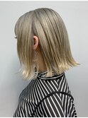 プラチナベージュ、プラチナブロンド、切りっぱなしボブ
