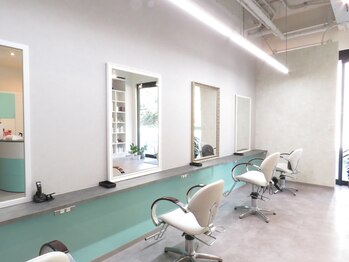 ヘアーアンドブック マルキーズ(hair&book marqise)の写真/≪図書館併設/お子様同伴可/キッズスペース有≫カフェで読書をしているような、くつろぎのサロンタイムを♪