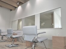 オー(OWU)の雰囲気(セット面3席の落ち着いたサロン)