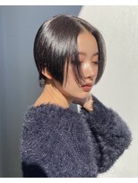 丸みショート前下がりセンターパートハンサムくびれショート